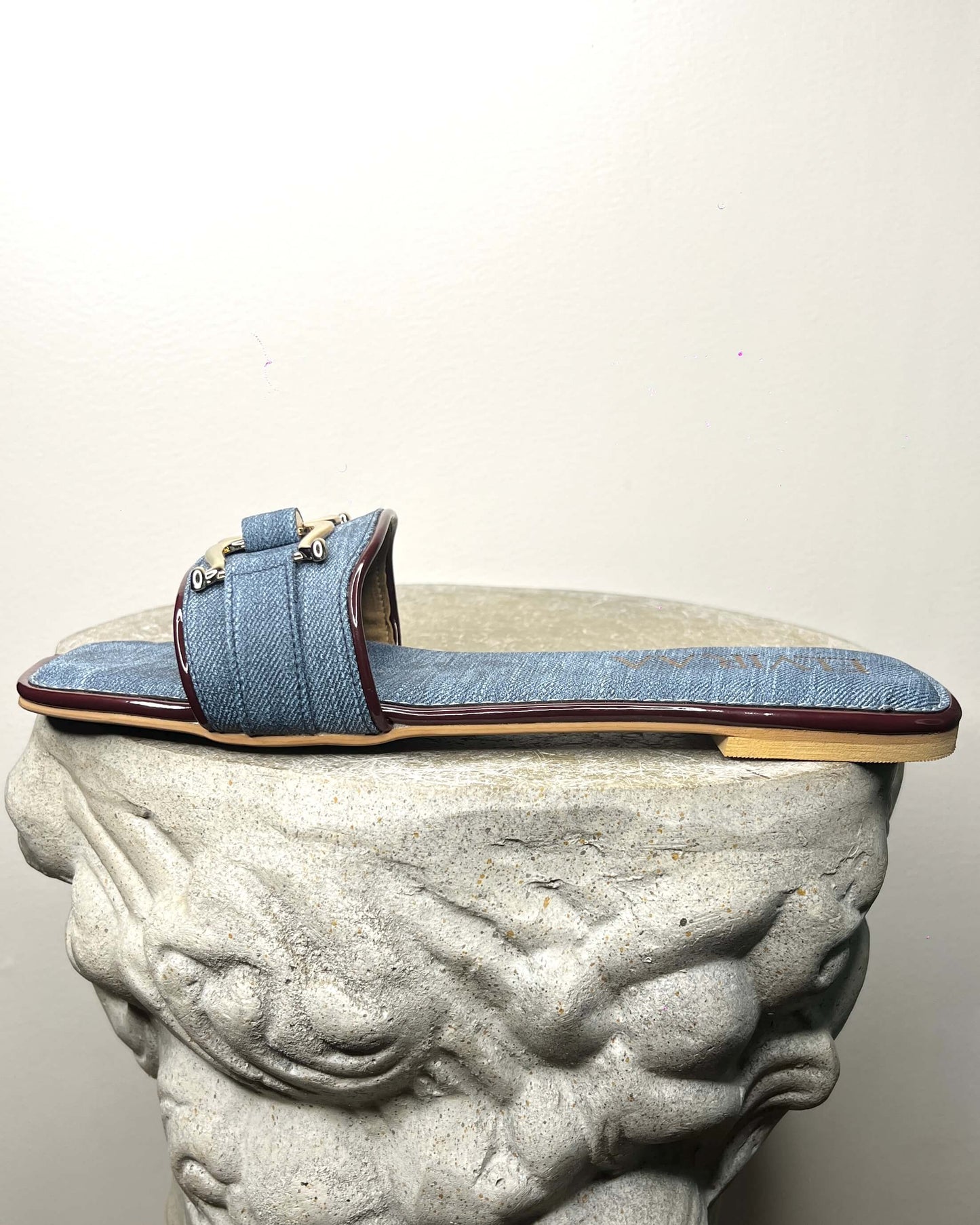 Buckle Flat