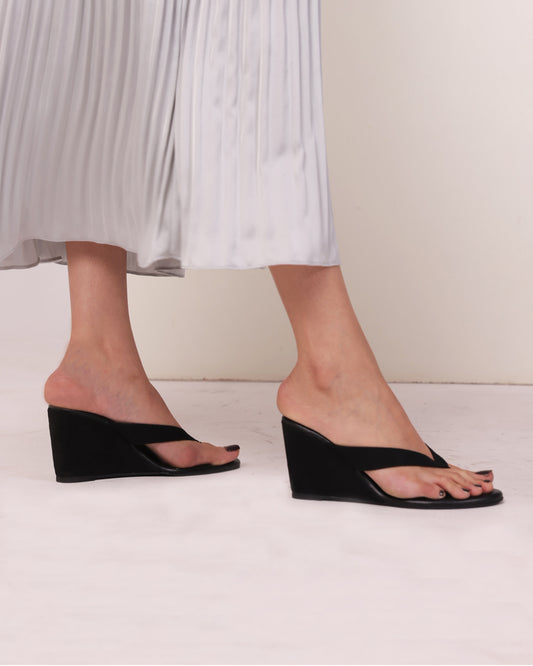 Plain suede wedges